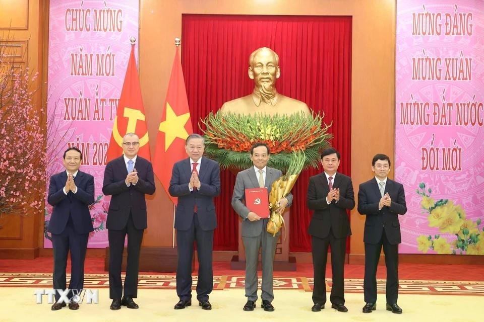 Tổng Bí thư Tô Lâm trao Quyết định về đổi tên Ban Kinh tế Trung ương cùng chức năng, nhiệm vụ, tổ chức bộ máy, phân công, bổ nhiệm Trưởng ban và các Phó Trưởng ban Chính sách, Chiến lược Trung ương. Ảnh: Thống Nhất/TTXVN