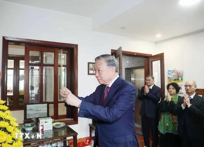 Tổng Bí thư Tô Lâm dâng hương tưởng nhớ cố Thủ tướng Chính phủ Phạm Văn Đồng. Ảnh: Thống Nhất/TTXVN