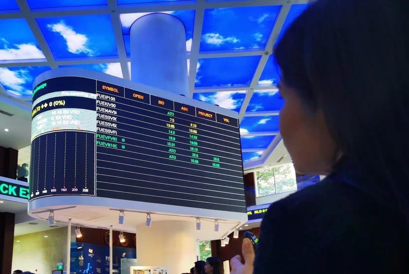 Trong năm Giáp Thìn, VN-Index rung lắc động quanh biên độ 1.200 điểm - 1.300 điểm. Ảnh: Vietnam+