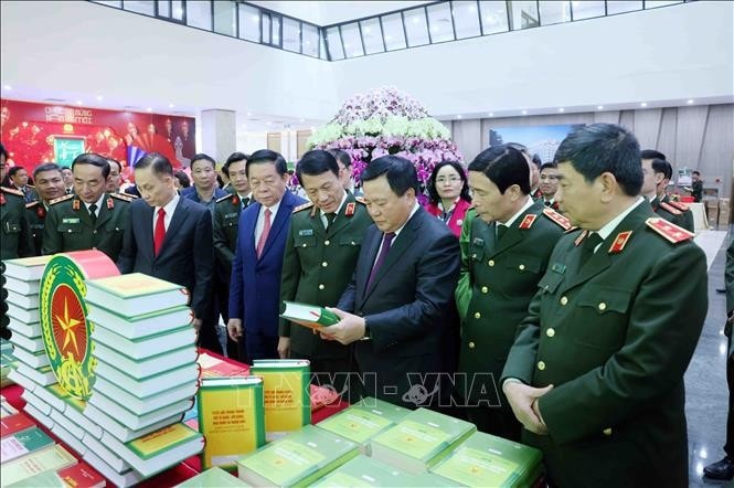 Các đại biểu tham quan gian trưng bày cuốn sách "Tuyệt đối trung thành với Tổ quốc, với Đảng, Nhà nước và Nhân dân - Sáng ngời tư cách người Công an cách mạng" của Tổng Bí thư Tô Lâm. Ảnh: Phạm Kiên/TTXVN