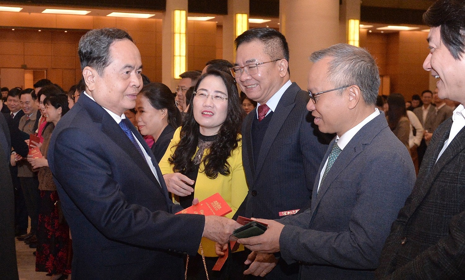 Chủ tịch Quốc hội Trần Thanh Mẫn mừng tuổi đầu xuân cho các đại biểu Quốc hội chuyên trách ở Trung ương, cán bộ, công chức, viên chức, người lao động cơ quan Văn phòng Quốc hội. Ảnh: Hồ Long