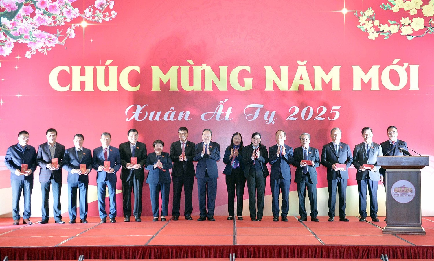 Chủ tịch Quốc hội Trần Thanh Mẫn chúc mừng đại diện các đơn vị nhân dịp đầu năm mới. Ảnh: Hồ Long