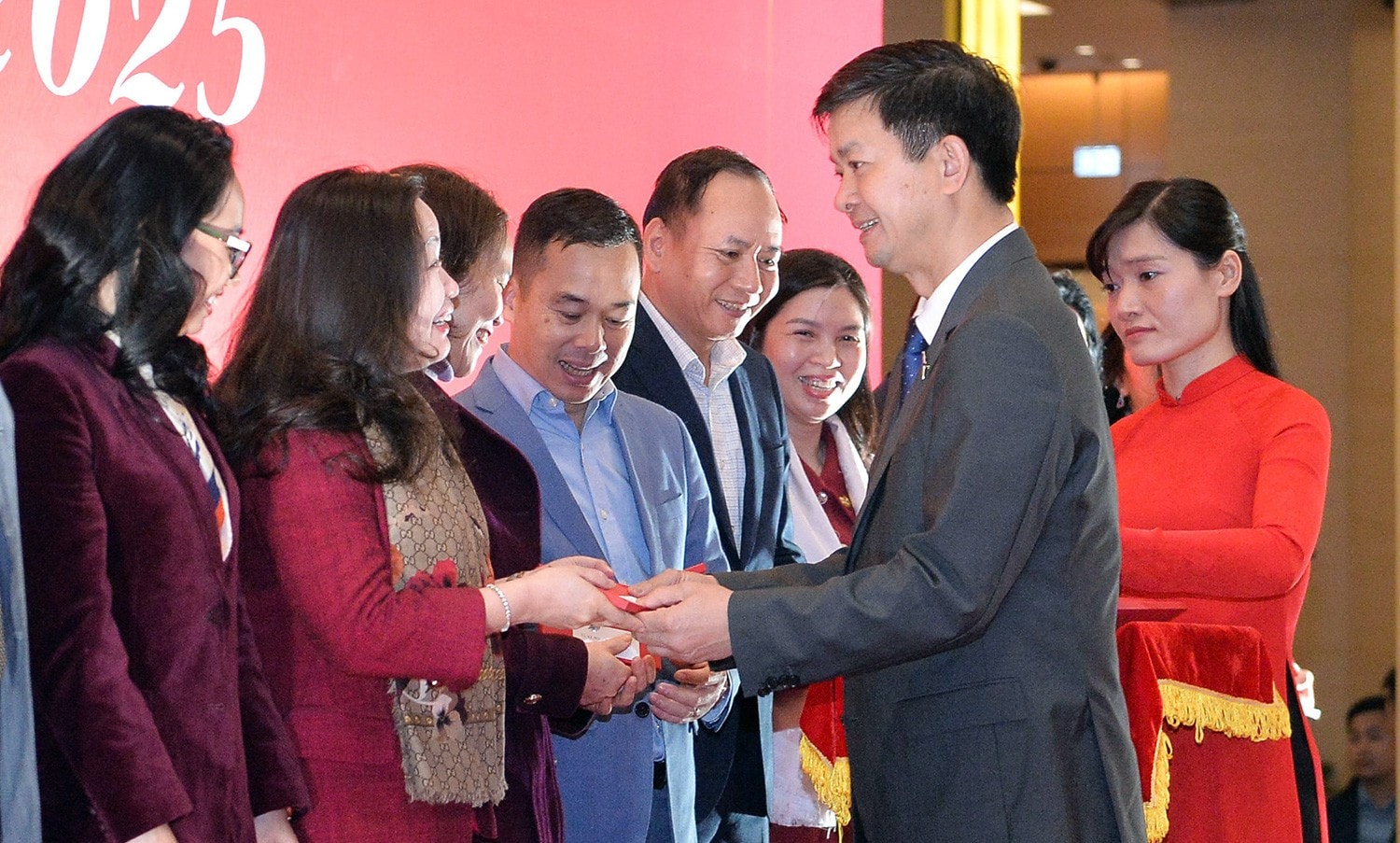 Tổng Thư ký Quốc hội, Chủ nhiệm Văn phòng Quốc hội Lê Quang Tùng chúc mừng đại diện các đơn vị nhân dịp đầu năm mới. Ảnh: Hồ Long