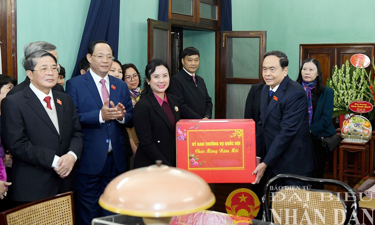 Chủ tịch Quốc hội Trần Thanh Mẫn tặng quà cán bộ, nhân viên Khu di tích Nhà 67. Ảnh: Lâm Hiển