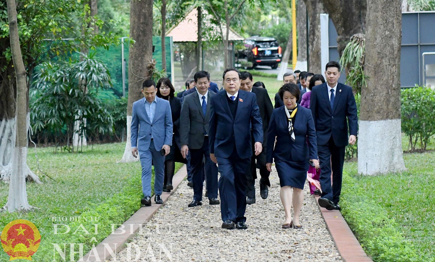 Chủ tịch Quốc hội Trần Thanh Mẫn và các đại biểu tới dâng hương tưởng nhớ Chủ tịch Hồ Chí Minh tại Nhà 67. Ảnh: Lâm Hiển