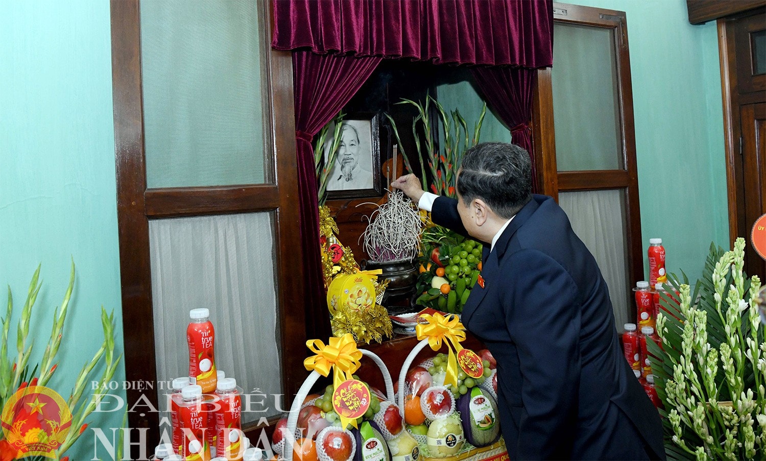 Chủ tịch Quốc hội Trần Thanh Mẫn thắp hương tưởng nhớ Chủ tịch Hồ Chí Minh tại Nhà 67. Ảnh: Lâm Hiển