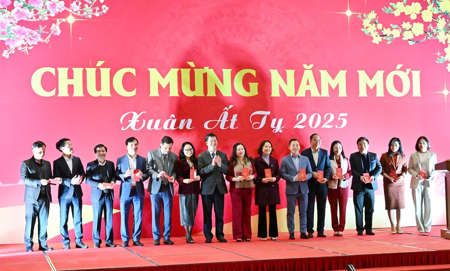 Tổng Thư ký Quốc hội, Chủ nhiệm Văn phòng Quốc hội Lê Quang Tùng chúc mừng các đơn vị có thành tích nổi bật trong năm 2024. Ảnh: Hồ Long