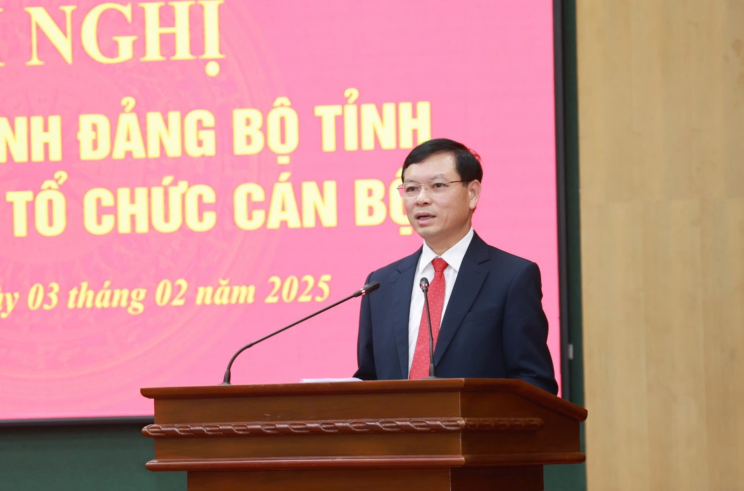 Trưởng Ban Tổ chức Tỉnh ủy Dương Xuân Hùng công bố các quyết định về công tác sắp xếp tổ chức bộ máy và công tác cán bộ