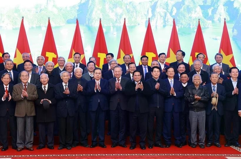 Tổng Bí thư Tô Lâm, Chủ tịch nước Lương Cường, Thủ tướng Phạm Minh Chính, Chủ tịch Quốc hội Trần Thanh Mẫn với các lãnh đạo, nguyên lãnh đạo Đảng, Nhà nước qua các thời kỳ. Ảnh: Dương Giang/TTXVN