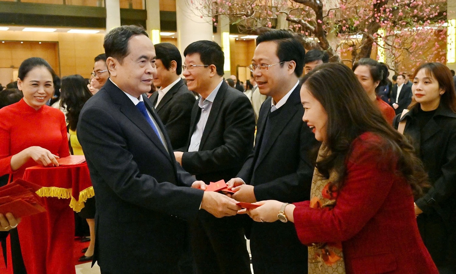 Chủ tịch Quốc hội Trần Thanh Mẫn mừng tuổi đầu xuân cho các đại biểu Quốc hội chuyên trách ở Trung ương, cán bộ, công chức, viên chức, người lao động cơ quan Văn phòng Quốc hội. Ảnh: Quang Khánh