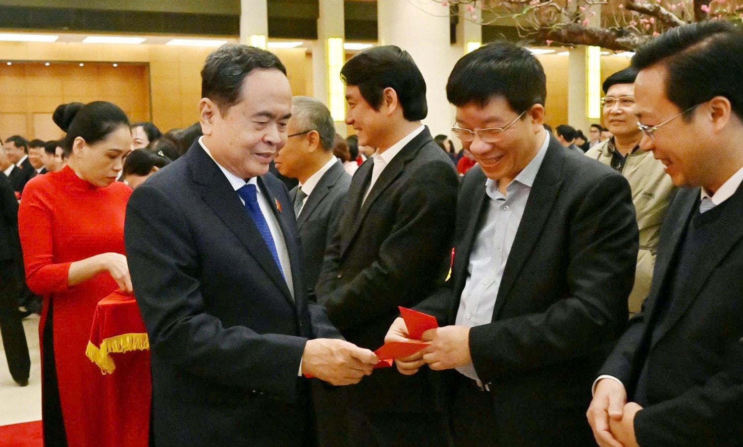 Chủ tịch Quốc hội Trần Thanh Mẫn mừng tuổi đầu xuân cho các đại biểu Quốc hội chuyên trách ở Trung ương, cán bộ, công chức, viên chức, người lao động cơ quan Văn phòng Quốc hội. Ảnh: Quang Khánh