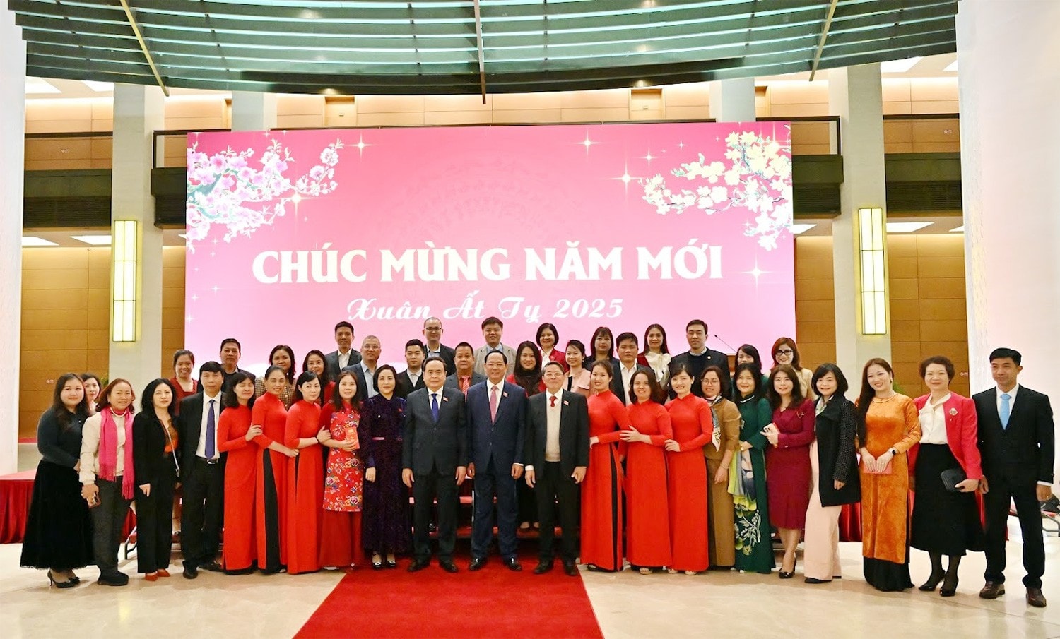 Chủ tịch Quốc hội Trần Thanh Mẫn, Phó Chủ tịch Quốc hội Nguyễn Đức Hải; Phó Chủ tịch Quốc hội, Thượng tướng Trần Quang Phương; Phó Chủ tịch Quốc hội Nguyễn Thị Thanh chụp ảnh lưu niệm với cán bộ, công chức, viên chức, người lao động cơ quan Văn phòng Quốc hội. Ảnh: Quang Khánh