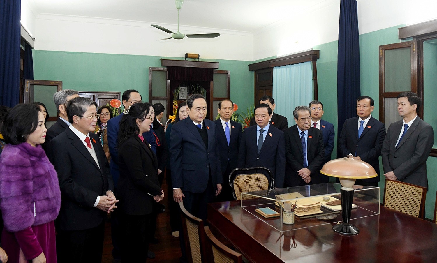Chủ tịch Quốc hội Trần Thanh Mẫn nói chuyện với cán bộ, nhân viên Khu di tích Nhà 67. Ảnh: Lâm Hiển