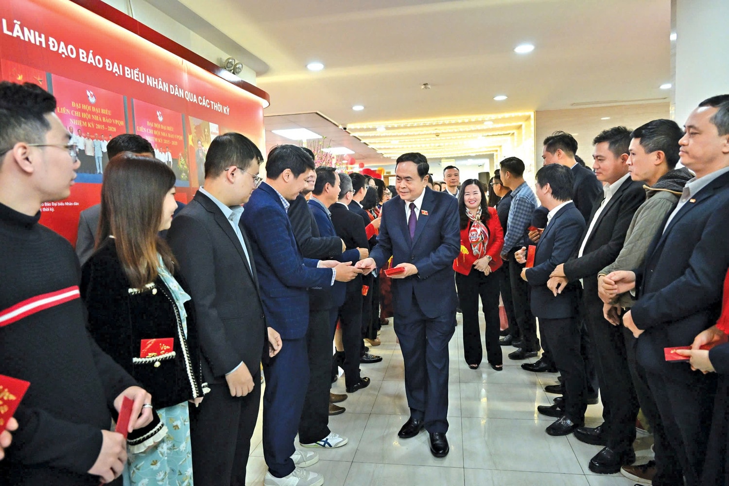 Chủ tịch Quốc hội Trần Thanh Mẫn mừng tuổi đầu xuân cho cán bộ, phóng viên, biên tập viên, kỹ thuật viên, người lao động Báo Đại biểu Nhân dân. Ảnh Quang Khánh