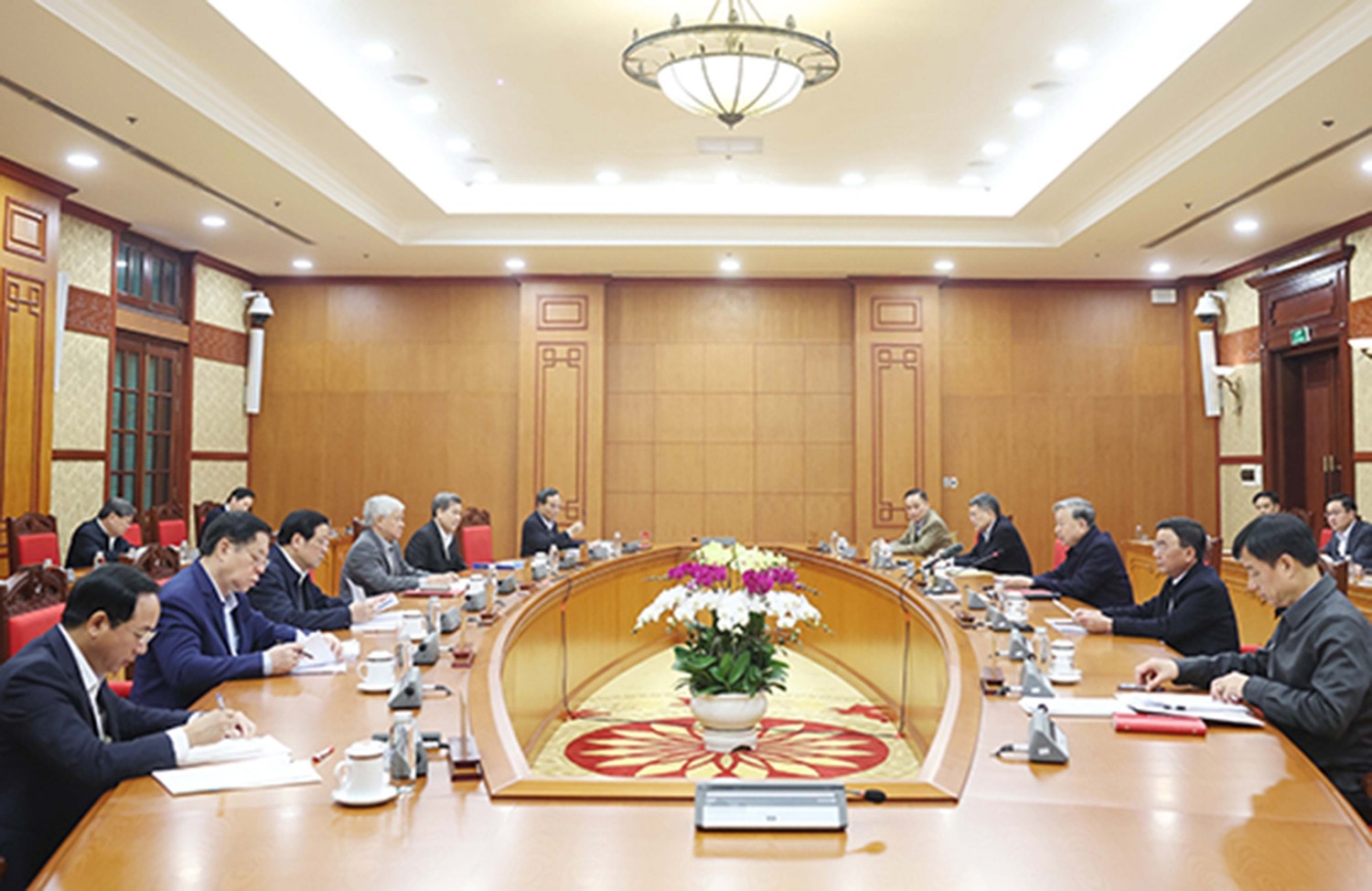 vna-potal-ban-bi-thu-cho-y-kien-ve-bao-cao-tinh-hinh-to-chuc-tet-at-ty-2025-7838973.jpg