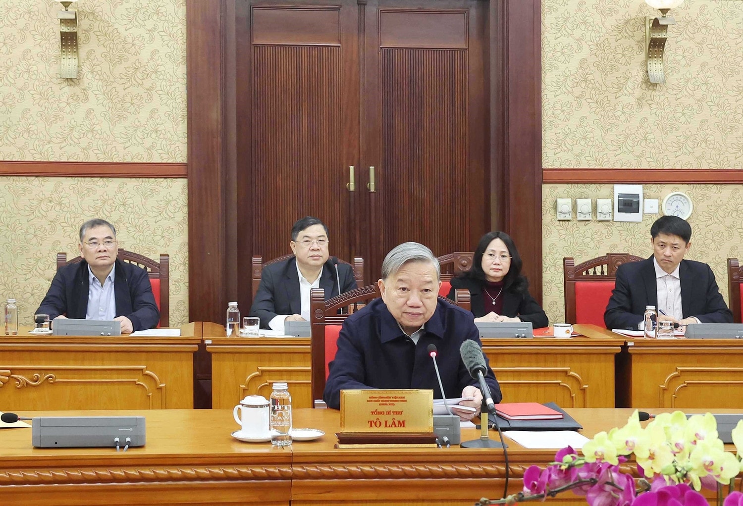 vna-potal-ban-bi-thu-cho-y-kien-ve-bao-cao-tinh-hinh-to-chuc-tet-at-ty-2025-7838972.jpg