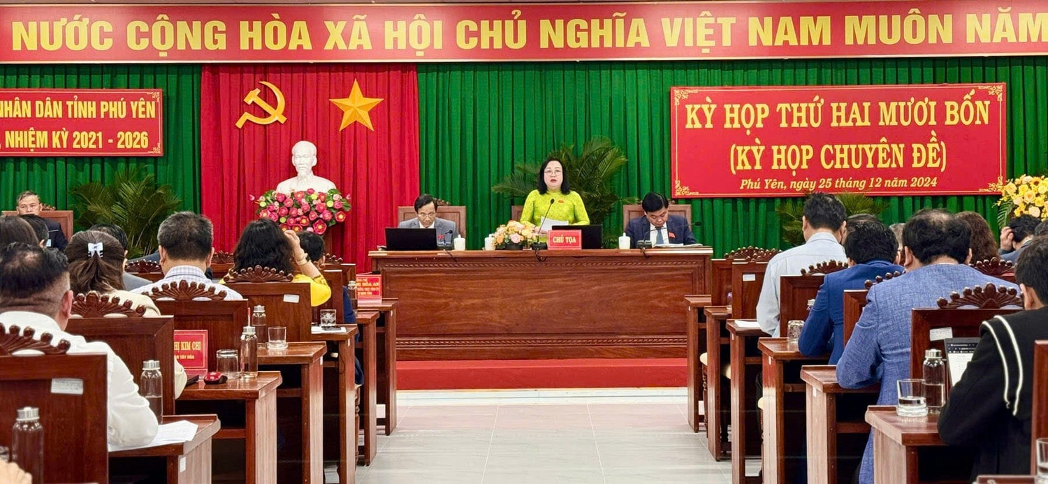 Tại Kỳ họp thứ 24, HĐND tỉnh Phú Yên đã xem xét, quyết định thông qua 7 nghị quyết cấp bách phát sinh, kịp thời đáp ứng yêu cầu bức thiết của thực tiễn. Ảnh: Thùy Thảo