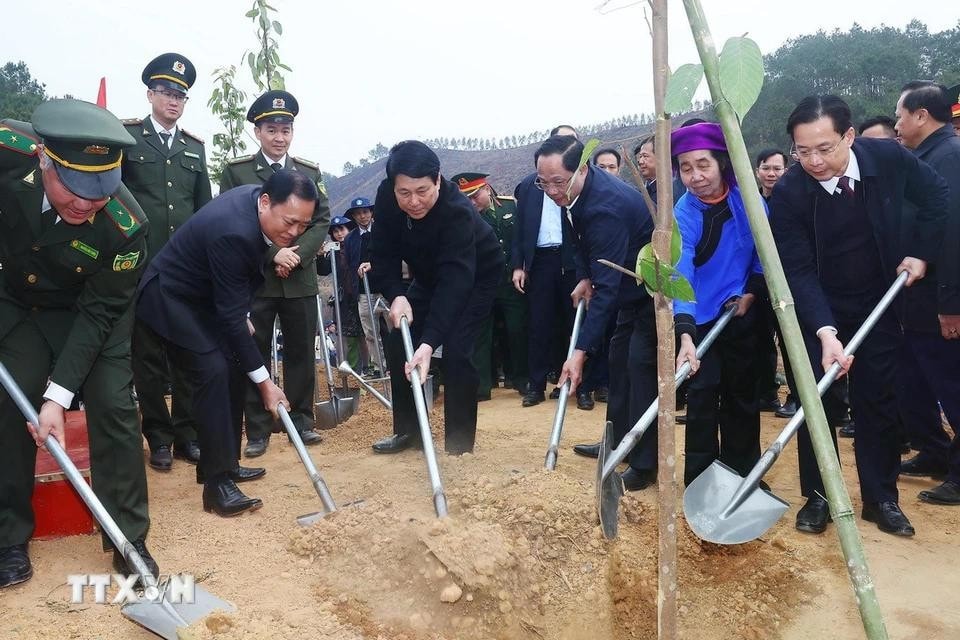 Chủ tịch nước Lương Cường và các đại biểu trồng cây tại huyện Chi Lăng, tỉnh Lạng Sơn. Ảnh: Lâm Khánh/TTXVN
