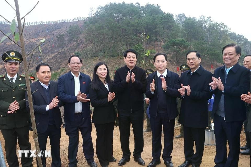 Chủ tịch nước Lương Cường và các đại biểu tham gia trồng cây tại xã Chiến Thắng, huyện Chi Lăng, tỉnh Lạng Sơn. Ảnh: Lâm Khánh/TTXVN