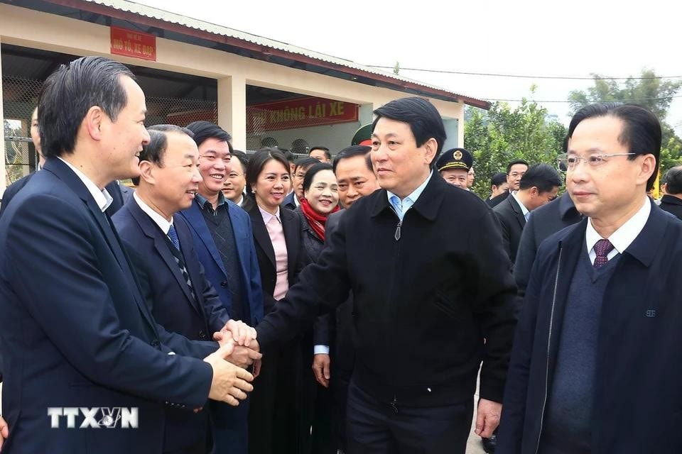 Chủ tịch nước Lương Cường với các đại biểu dự Lễ phát động “Tết trồng cây Đời đời nhớ ơn Bác Hồ” Xuân Ất Tỵ tại xã Chiến Thắng, huyện Chi Lăng, tỉnh Lạng Sơn. Ảnh: Lâm Khánh/TTXVN