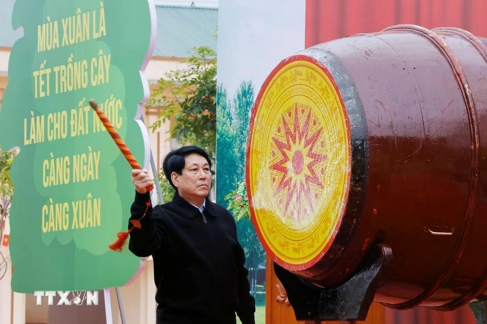 Chủ tịch nước Lương Cường đánh trống phát động “Tết trồng cây Đời đời nhớ ơn Bác Hồ” Xuân Ất Tỵ. Ảnh: Lâm Khánh/TTXVN