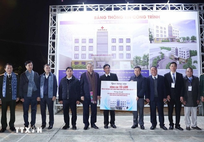 Tổng Bí thư Tô Lâm trao tặng tượng trưng công trình Khoa Khám bệnh và Điều trị, Bệnh viện Đa khoa huyện Quản Bạ cho huyện. Ảnh: Thống Nhất/TTXVN