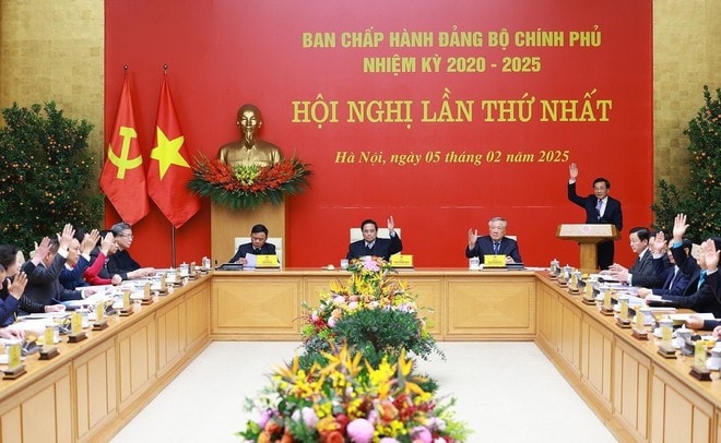 Thủ tướng Phạm Minh Chính và các đại biểu biểu quyết thông qua chương trình Hội nghị lần thứ nhất Ban Chấp hành Đảng bộ Chính phủ nhiệm kỳ 2020-2025. Ảnh: Dương Giang/TTXVN