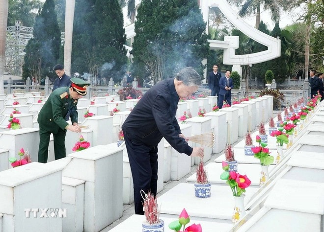Tổng Bí thư Tô Lâm thắp hương trên phần mộ các liệt sỹ tại Nghĩa trang Liệt sỹ Quốc gia Vị Xuyên. Ảnh: Thống Nhất/TTXVN