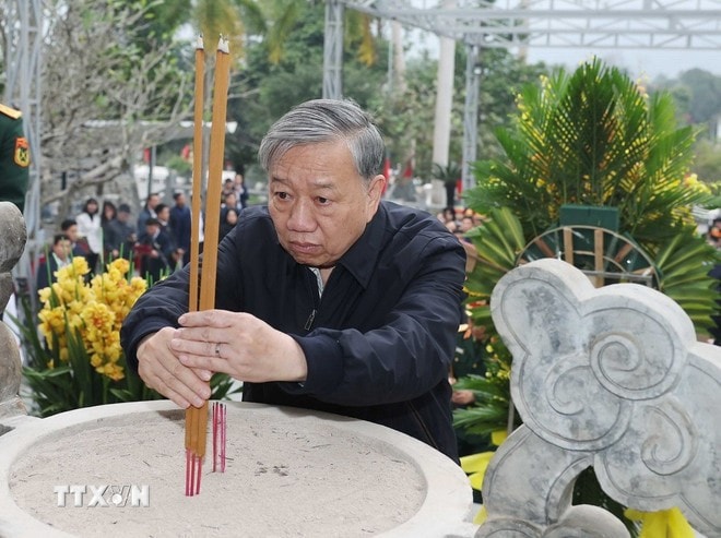 Tổng Bí thư Tô Lâm dâng hương tại Nghĩa trang Liệt sỹ Quốc gia Vị Xuyên. Ảnh: Thống Nhất/TTXVN