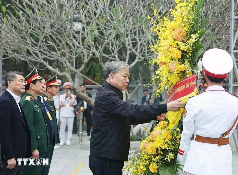 Tổng Bí thư Tô Lâm dâng hoa tại Nghĩa trang Liệt sỹ Quốc gia Vị Xuyên. Ảnh: Thống Nhất/TTXVN