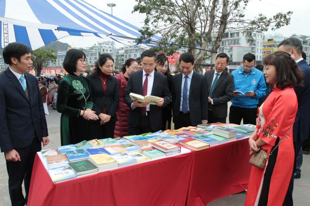 2310193-dong-chi-pham-duc-an-chu-tich-ubnd-tinh-tham-quan-khong-gian-trung-bay-cac-tac-pham-vhnt-10561805.jpg