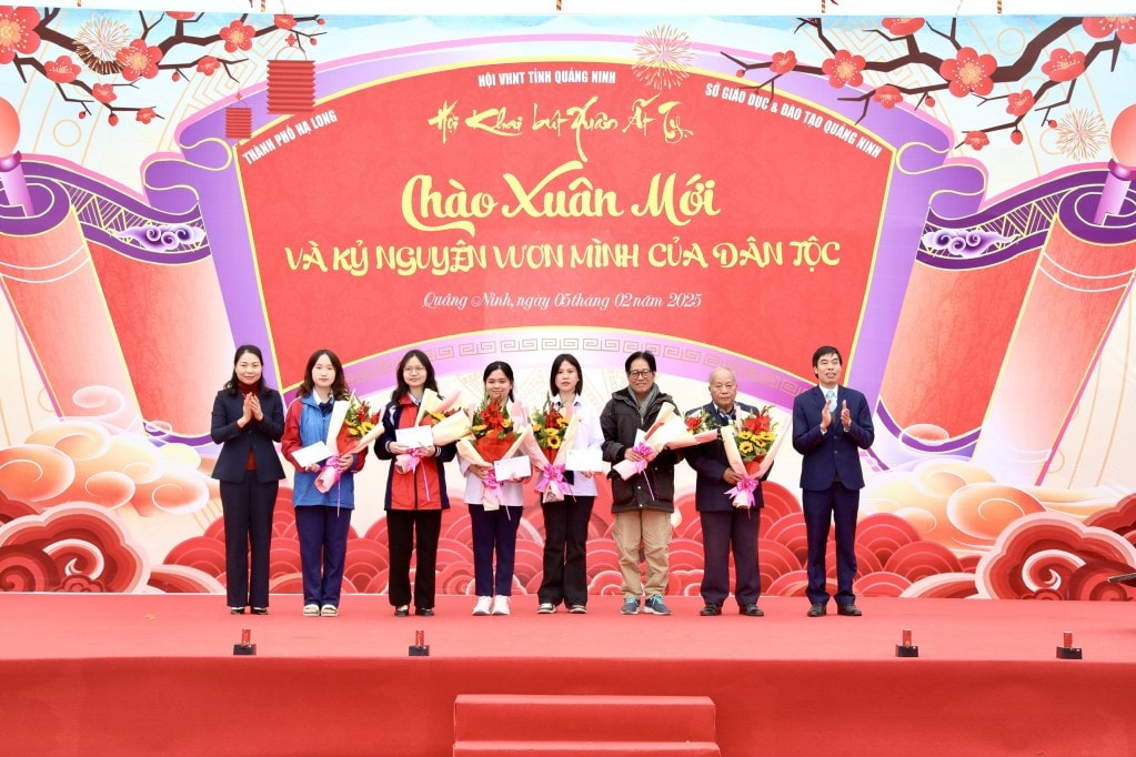 2310191-hoi-vhnt-va-so-giao-duc-dao-tao-khen-thuong-cac-van-nghe-si-va-hoc-sinh-co-thanh-tich-trong-nam-2024-10532205.jpg