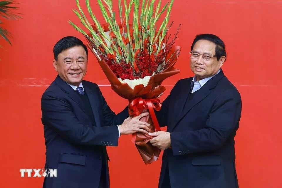 Thường trực Ban Bí thư Trần Cẩm Tú tặng hoa chúc mừng đồng chí Phạm Minh Chính được Bộ chính trị chỉ định giữ chức vụ Bí thư Đảng ủy Chính phủ nhiệm kỳ 2020-2025. Ảnh: Dương Giang/TTXVN