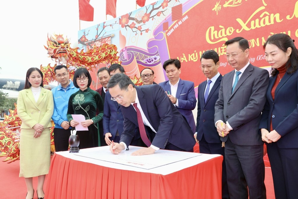 2310176-dong-chi-pham-duc-an-pho-bi-thu-tinh-uy-chu-tich-ubnd-tinh-va-cac-dong-chi-lanh-dao-tinh-cac-so-nganh-cua-tinh-cung-thuc-hien-nghi-thuc-khai-but-10455905.jpg