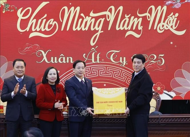 Chủ tịch nước Lương Cường tặng quà, chúc mừng Xuân Ất Tỵ Ban Thường vụ Tỉnh uỷ Lạng Sơn nhân dịp đầu Xuân Ất Tỵ. Ảnh: Lâm Khánh/TTXVN
