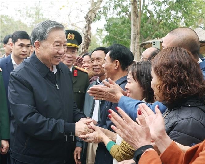 Tổng Bí thư Tô Lâm với nhân dân tại Khu Di tích lịch sử quốc gia đặc biệt Đền Hùng. Ảnh: Thống Nhất/TTXVN