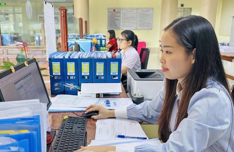Cán bộ KBNN Cà Mau tăng cường ứng dụng công nghệ thông tin, từng bước hình thành kho bạc số. Ảnh: H.Nhung