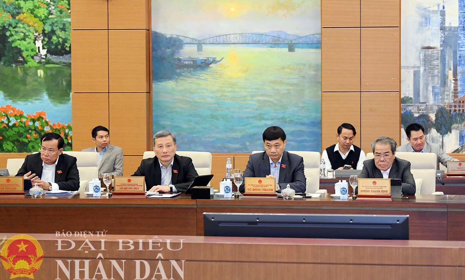 Các đại biểu tham dự phiên họp. Ảnh: Lâm Hiển
