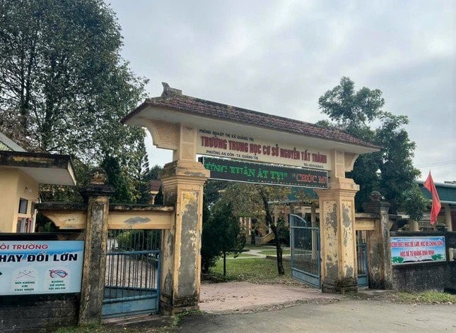 1738748911-truong-tieu-hoc-va-thcs-nguyen-tat-thanh-o-phuong-an-don-thi-xa-quang-tri-noi-xay-ra-su-viec-nguoi-la-den-du-do-don-hoc-sinh-159-4912-width645height472.jpg