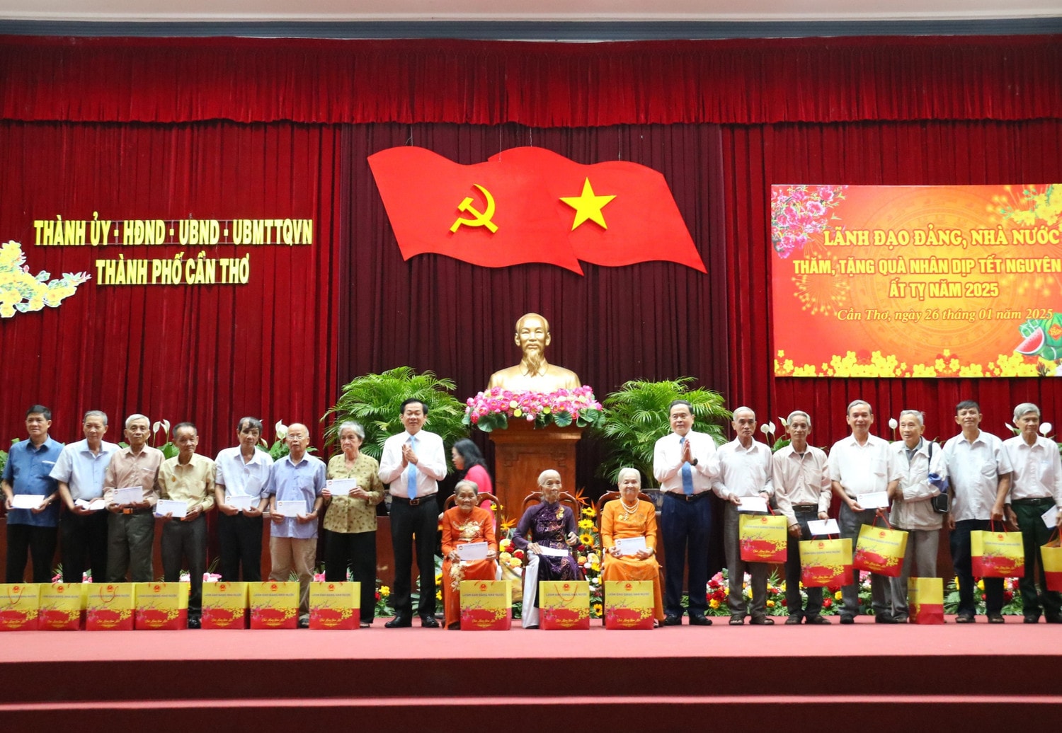 ct-quoc-hoi-tran-thanh-man-va-bi-thu-thanh-uy-tp-can-tho-do-thanh-binh-tang-qua-cho-gia-dinh-chinh-sach.jpg