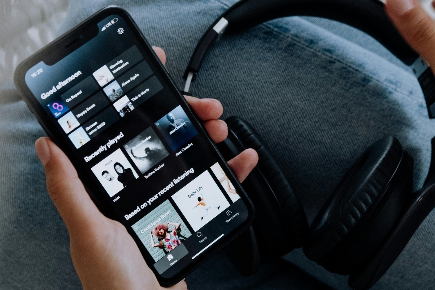 Các ứng dụng nghe nhạc như Spotify đang trở nên phổ biến ở Việt Nam. Nguồn: Pexels