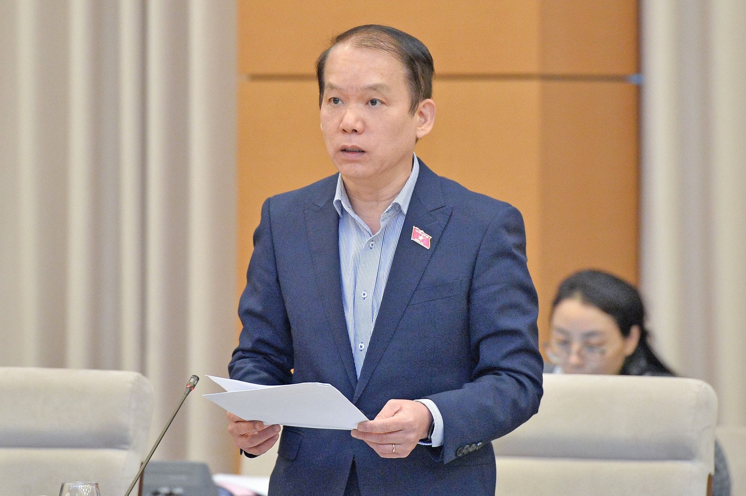 Chủ nhiệm Ủy ban Pháp luật Hoàng Thanh Tùng báo cáo tóm tắt một số vấn đề lớn, còn có ý kiến khác nhau trong quá trình xây dựng dự án Luật sửa đổi, bổ sung một số điều của Luật Tổ chức Quốc hội. Ảnh: Hồ Long