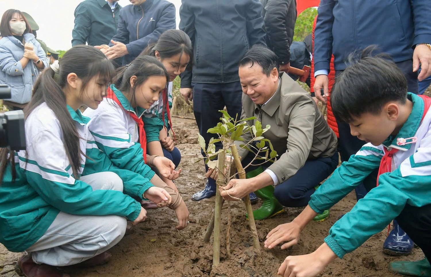 Bộ trưởng Bộ Tài nguyên và Môi trường Đỗ Đức Duy cùng các bạn thiếu nhi huyện Thái Thụy trồng cây tại khu bảo tồn thiên nhiên đất ngập nước Thái Thụy