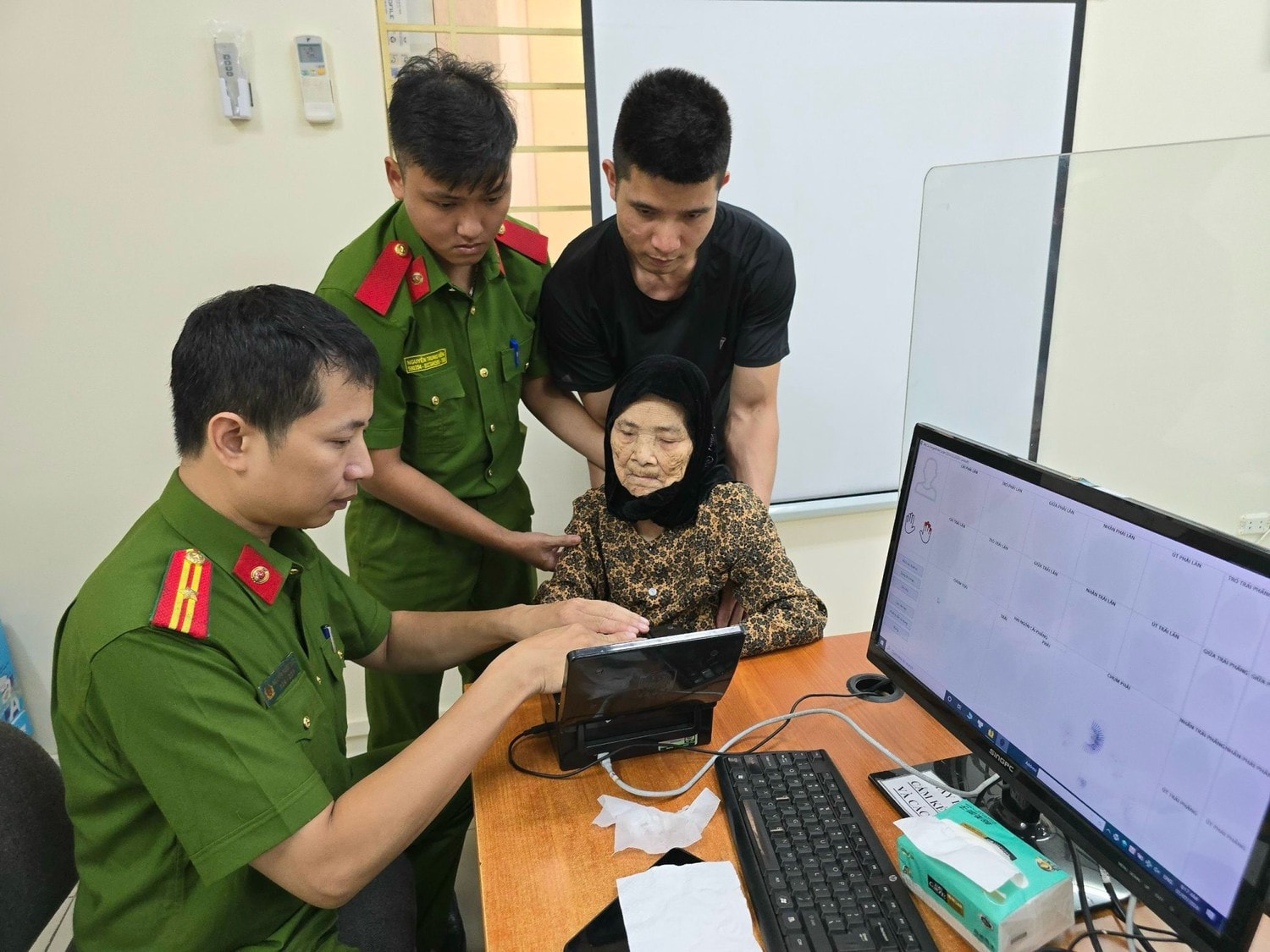 Công an TP. Hà Nội triển khai cấp thẻ căn cước cho người dân từ ngày 1.7.2024. Ảnh: Lê Tú