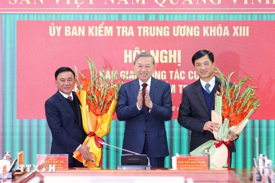 Tổng Bí thư Tô Lâm tặng hoa chúc mừng đồng chí Trần Cẩm Tú và đồng chí Nguyễn Duy Ngọc. Ảnh: Phương Hoa/TTXVN