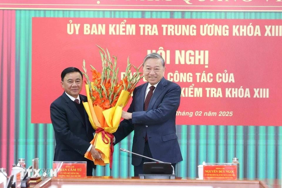 <figcaption>Tổng Bí thư Tô Lâm tặng hoa chúc mừng đồng chí Trần Cẩm Tú, Ủy viên Bộ Chính trị, Thường trực Ban Bí thư, nguyên Chủ nhiệm Ủy ban Kiểm tra Trung ương. Ảnh: Phương Hoa/TTXVN