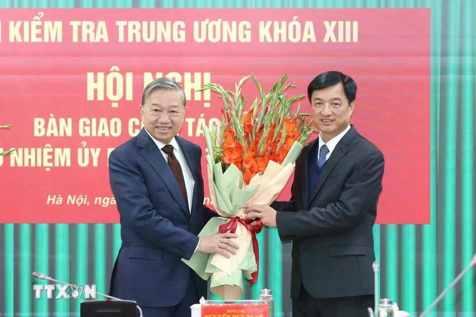 Tổng Bí thư Tô Lâm tặng hoa chúc mừng đồng chí Nguyễn Duy Ngọc, Ủy viên Bộ Chính trị, Bí thư Trung ương Đảng, Chủ nhiệm Ủy ban Kiểm tra Trung ương. Ảnh: Phương Hoa/TTXVN