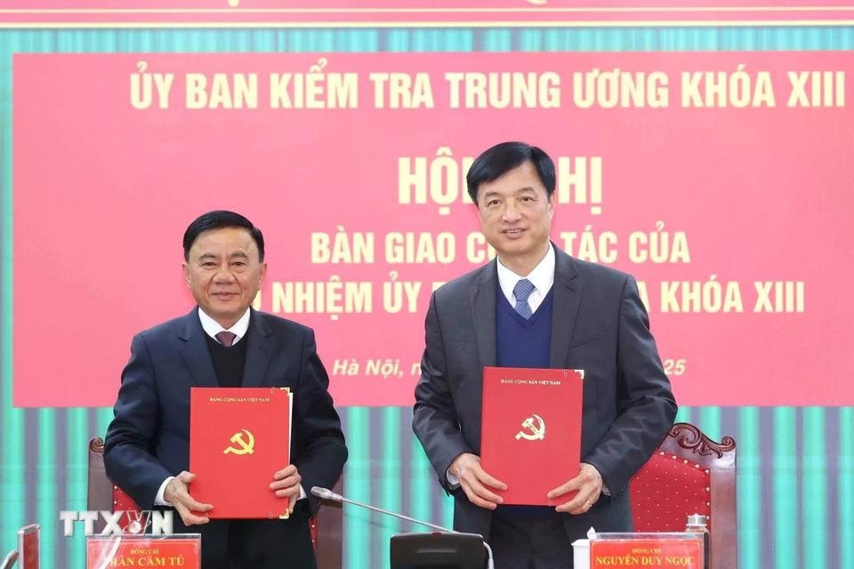 Đồng chí Trần Cẩm Tú, Ủy viên Bộ Chính trị, Thường trực Ban Bí thư, nguyên Chủ nhiệm Ủy ban Kiểm tra Trung ương và đồng chí Nguyễn Duy Ngọc, Ủy viên Bộ Chính trị, Bí thư Trung ương Đảng, Chủ nhiệm Ủy ban Kiểm tra Trung ương ký biên bản bàn giao công tác. Ảnh: Phương Hoa/TTXVN