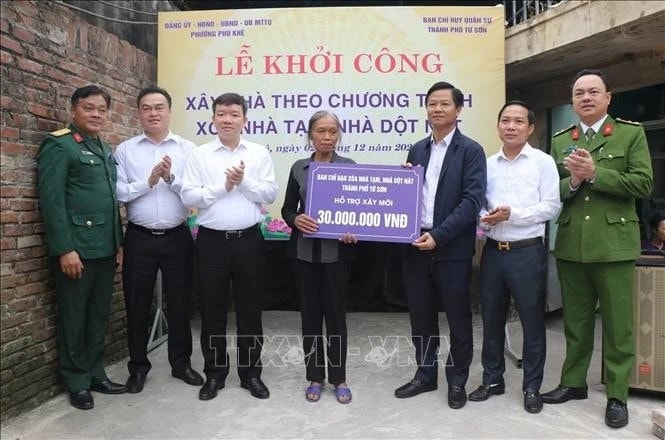 Ngo Thi Son (Ms.), a resident in Phu Khe ward, Tu Son city, Bac Ninh province receives housing assistance from the city. (Photo: VNA) bac-ninh-060225.jpg