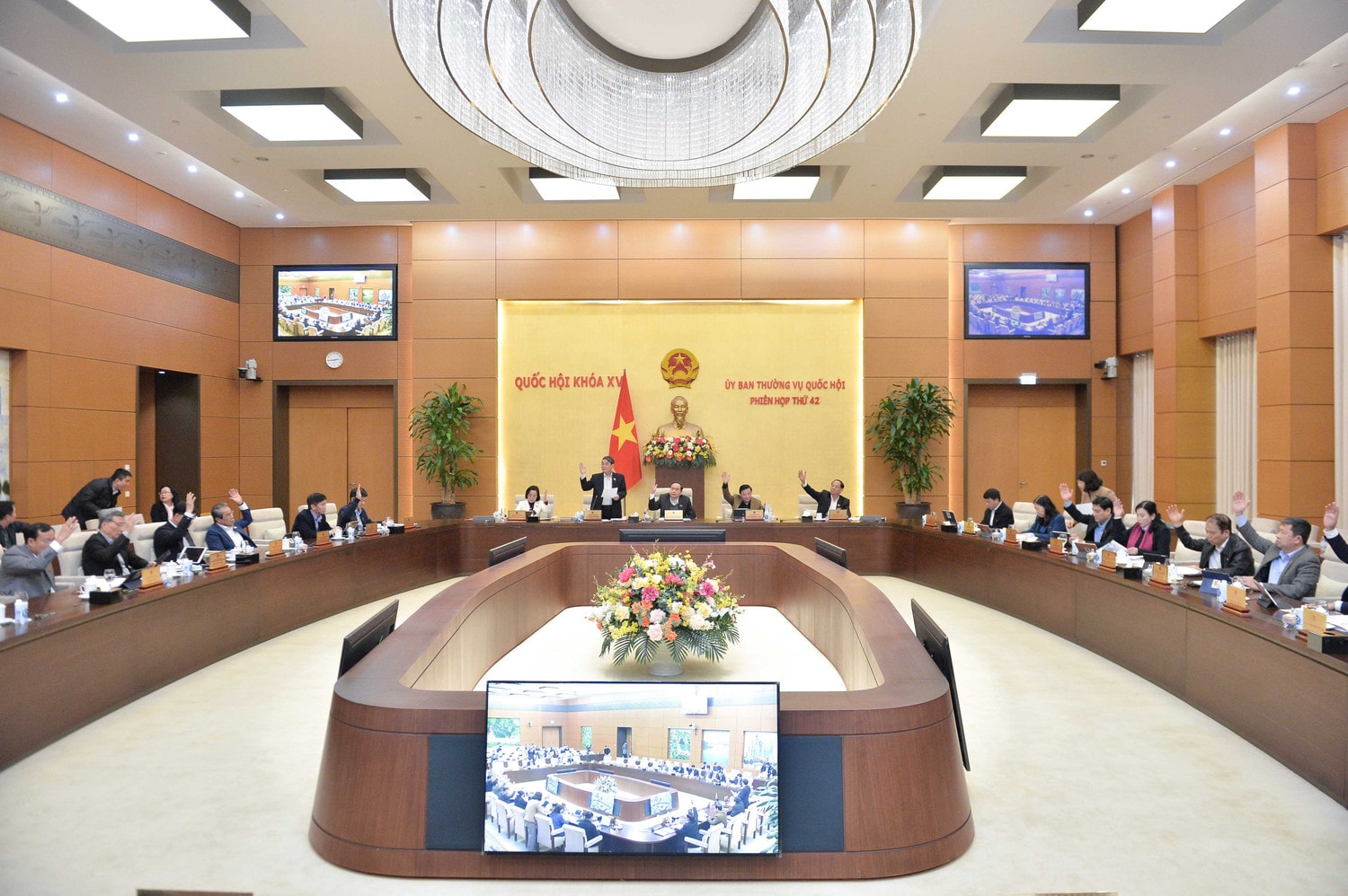 bieu-quyet-thong-qua-du-thao-nghi-quyet.jpg